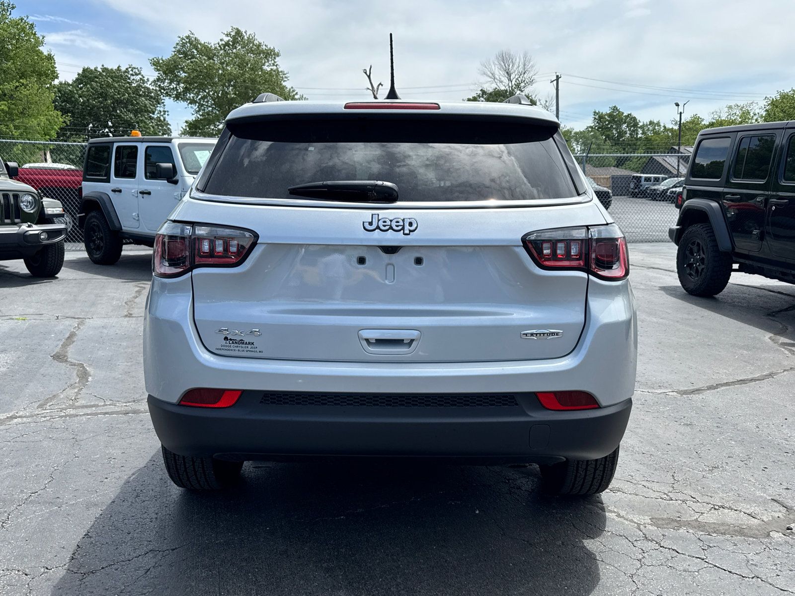 Used 2025 Jeep Compass Latitude AWD/4WD image 4