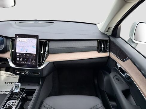 Used 2025 Volvo XC90 B5 Plus image 18