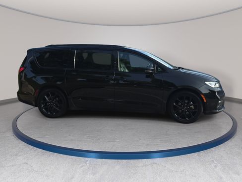 Used 2025 Chrysler Pacifica Limited FWD image 4