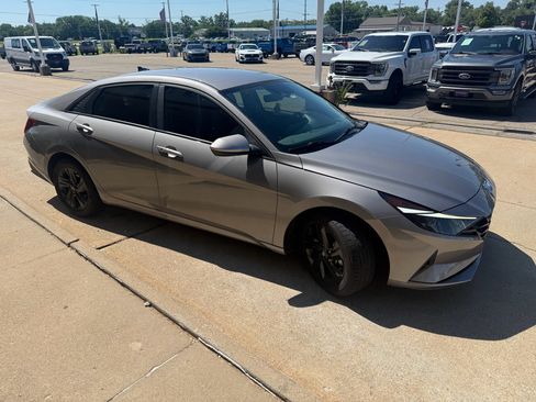 Used 2023 Hyundai Elantra Blue FWD image 4