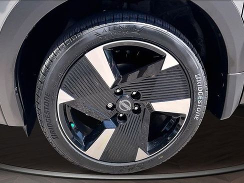 Certified 2025 Nissan Kicks SR FWD image 9