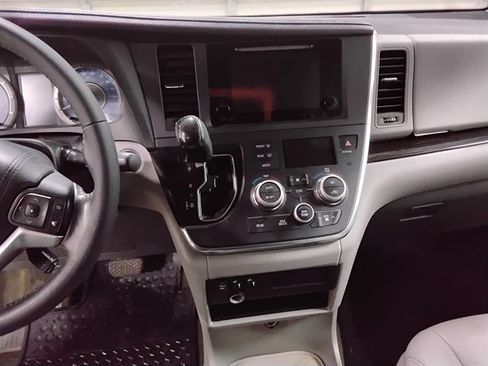 Used 2016 Toyota Sienna XLE image 12