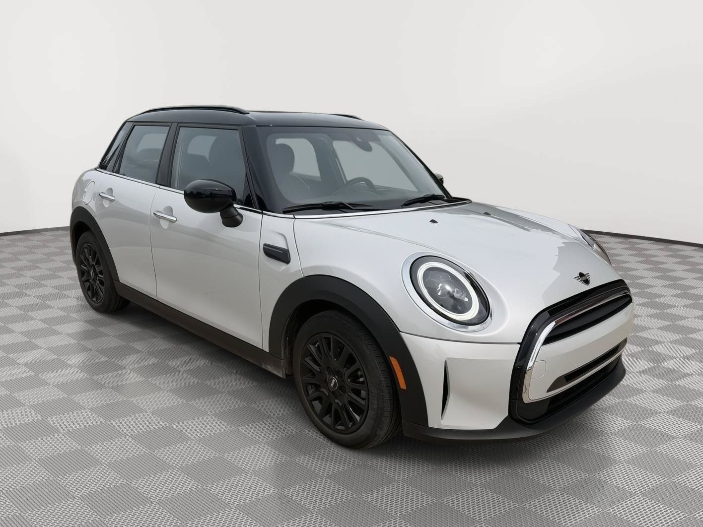 Used 2022 MINI Cooper 4-Door Hardtop w/ Premium Package FWD image 7