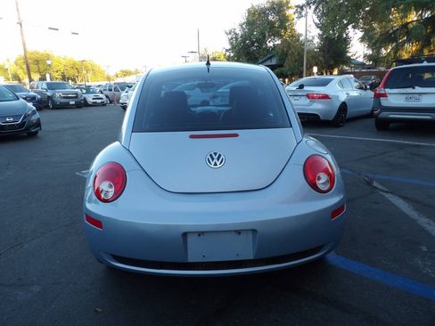 Used 2010 Volkswagen Beetle Coupe FWD image 9
