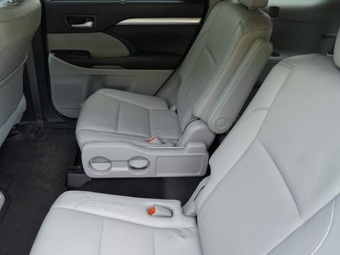 Used 2017 Toyota Highlander XLE AWD/4WD image 31
