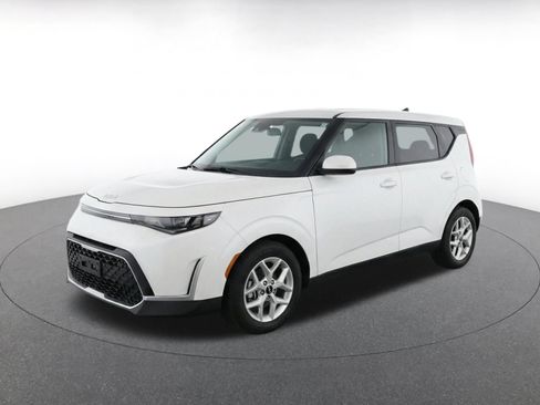 Used 2025 Kia Soul LX w/ LX Technology Package FWD image 3