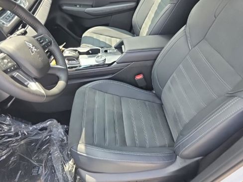 Used 2025 Mitsubishi Outlander SE FWD image 8