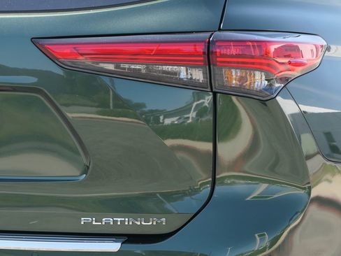 Used 2023 Toyota Highlander Platinum FWD image 3