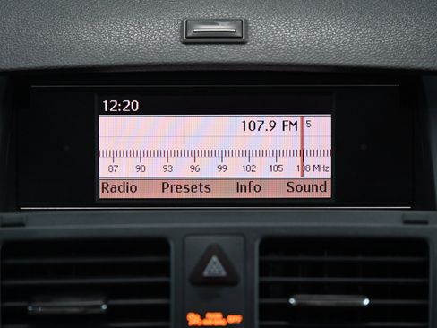 Used 2010 Mercedes-Benz C 300 Sport image 24