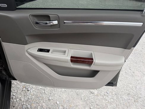 Used 2010 Chrysler 300 C w/ Luxury Group II RWD image 20