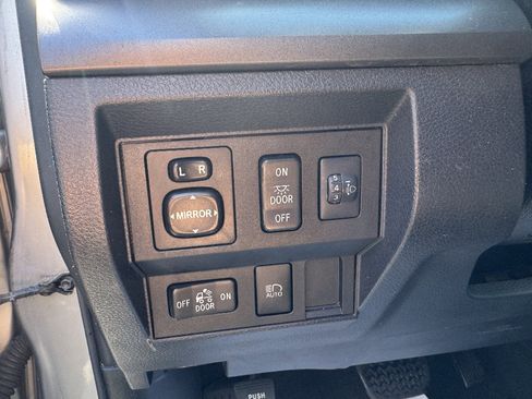 Used 2018 Toyota Tundra SR5 AWD/4WD image 18