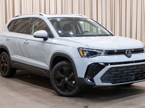 New 2026 Volkswagen Taos SE FWD image 2