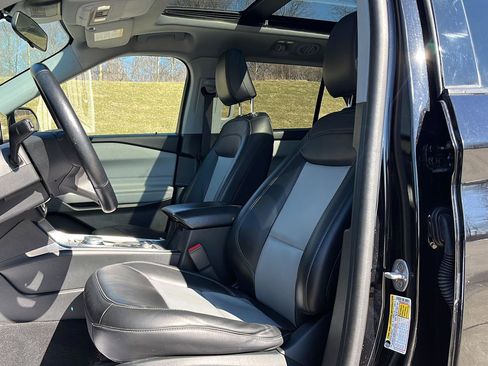 Used 2023 Ford Explorer XLT w/ Equipment Group 202A image 10