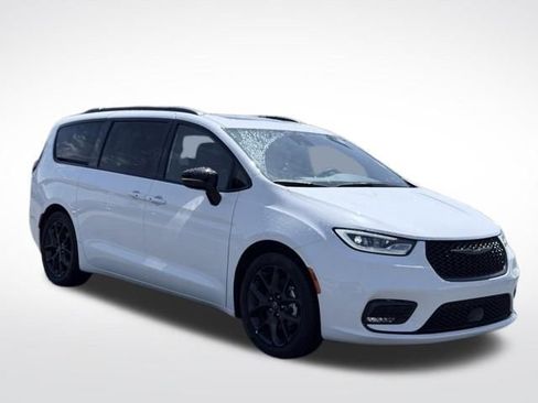 Used 2025 Chrysler Pacifica Limited FWD image 4