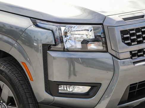 Used 2025 Nissan Frontier SV w/ SV Convenience Package RWD image 8