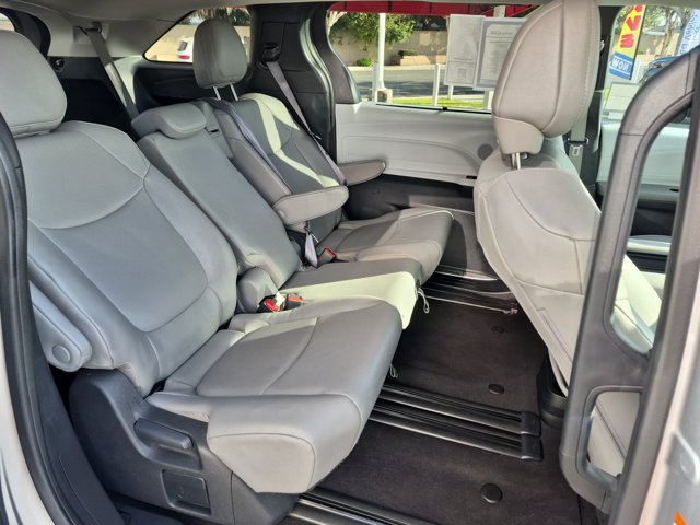 Used 2025 Toyota Sienna XLE FWD image 7