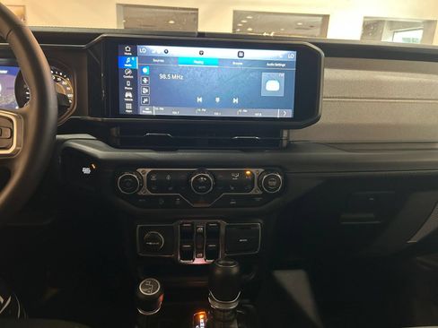Used 2025 Jeep Wrangler Unlimited Sahara AWD/4WD image 17