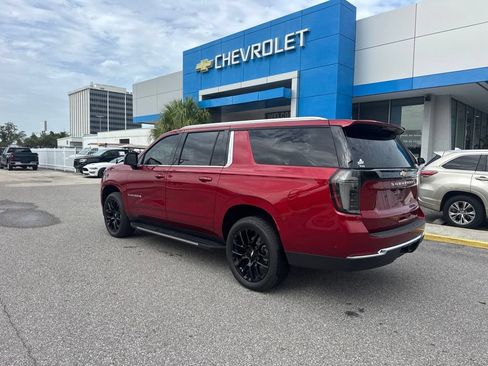 Used 2025 Chevrolet Suburban LT w/ Comfort Package RWD image 3