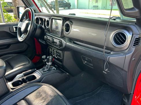 Used 2018 Jeep Wrangler Unlimited Sahara AWD/4WD image 38