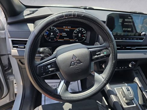 Used 2023 Mitsubishi Outlander SE FWD image 12