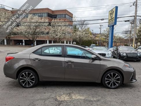 Used 2017 Toyota Corolla SE w/ SE Premium Package FWD image 7