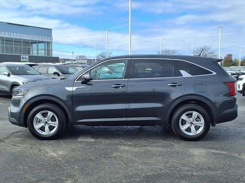 Used 2023 Kia Sorento LX image 3