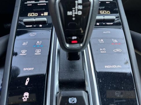 Used 2022 Porsche Cayenne Platinum Edition image 33