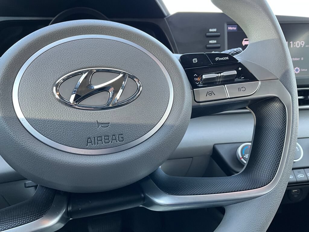 Used 2023 Hyundai Elantra SE w/ Preferred Accessory Package FWD image 20