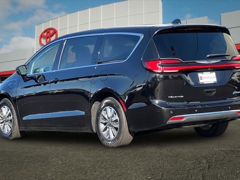Used 2024 Chrysler Pacifica Select image 5