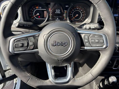 Used 2025 Jeep Wrangler Unlimited Sahara AWD/4WD image 28