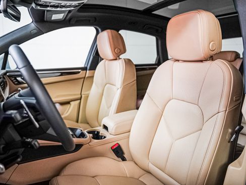 Certified 2025 Porsche Macan S image 5