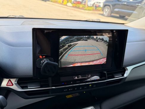 Used 2025 Toyota Sienna LE w/ LE Plus Package FWD image 26