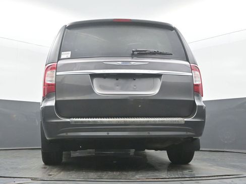 Used 2015 Chrysler Town & Country Limited image 50