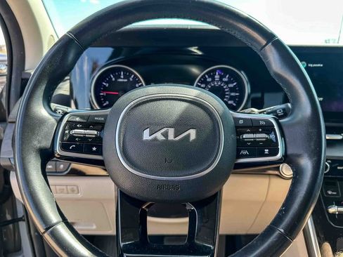 Used 2022 Kia Carnival EX image 10