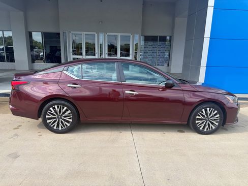 Used 2025 Nissan Altima 2.5 SV FWD image 8
