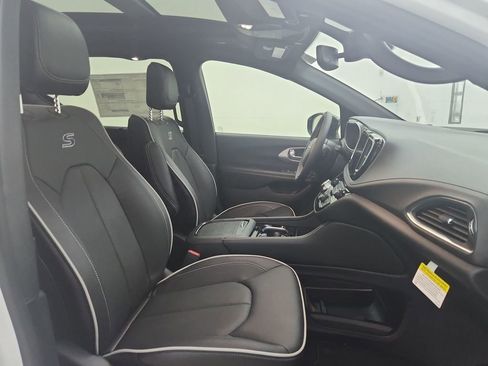 New 2026 Chrysler Pacifica Limited image 33