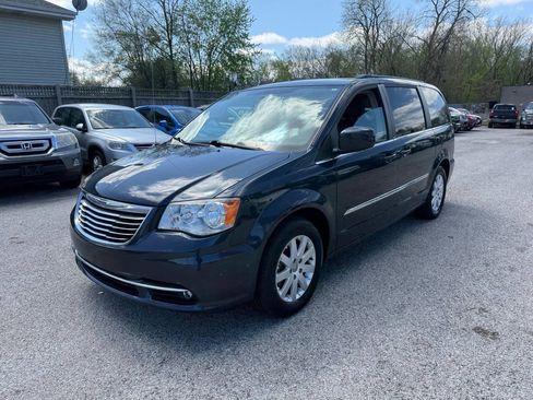 Used 2014 Chrysler Town & Country Touring image 22