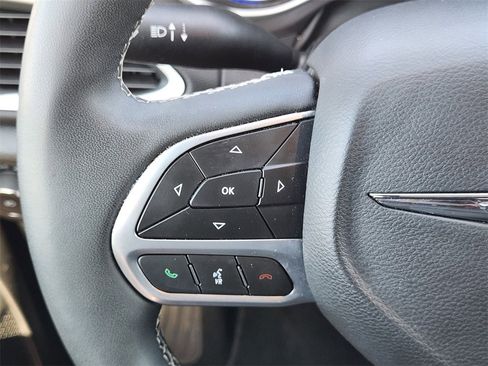 Used 2025 Chrysler Pacifica Select image 29