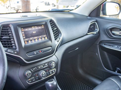 Used 2019 Jeep Cherokee Latitude Plus AWD/4WD image 40