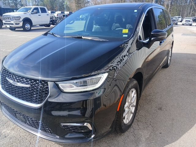 Used 2025 Chrysler Pacifica Select FWD image 6