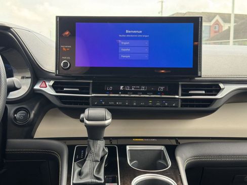 Used 2025 Toyota Sienna Platinum FWD image 26