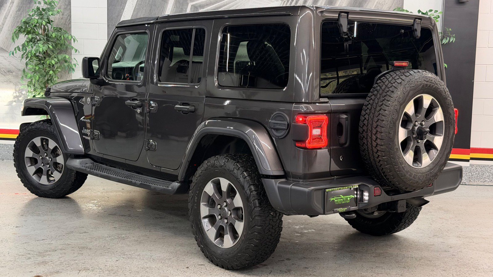 Used 2019 Jeep Wrangler Unlimited Sahara AWD/4WD image 3