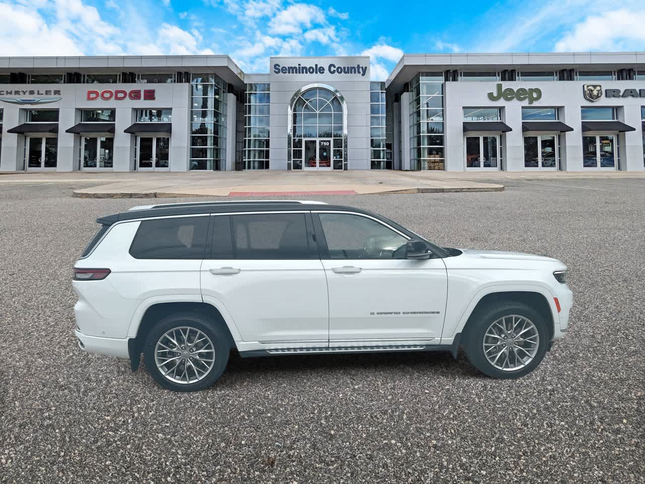 Used 2022 Jeep Grand Cherokee L Summit w/ Advanced Protech Group IV AWD/4WD image 9