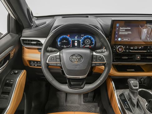 Used 2024 Toyota Highlander Platinum image 15