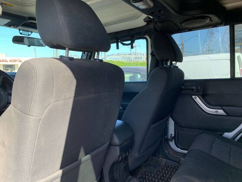 Used 2012 Jeep Wrangler Unlimited Sahara w/ Connectivity Group AWD/4WD image 15