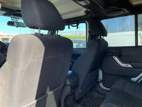 Used 2012 Jeep Wrangler Unlimited Sahara w/ Connectivity Group AWD/4WD image 15