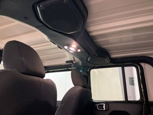 Used 2022 Jeep Gladiator Willys image 22