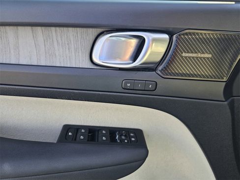 Used 2023 Volvo XC40 B5 Ultimate w/ Protection Package Premier image 16