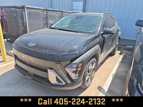 Used 2025 Hyundai Kona SEL FWD image 3