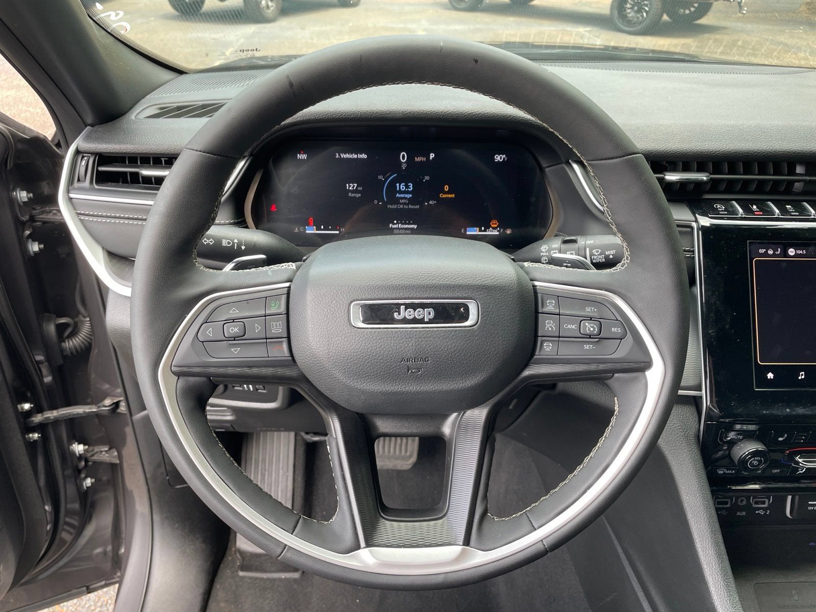 Used 2025 Jeep Grand Cherokee Altitude RWD image 11